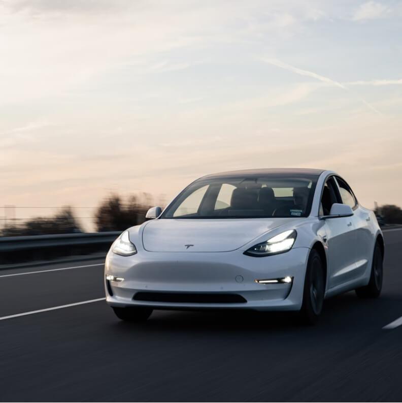 Autóval és tömegközlekedve